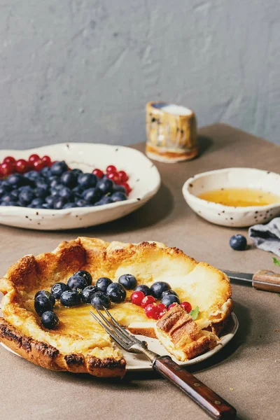 Dutch baby with berries — Stock Photo, Image
