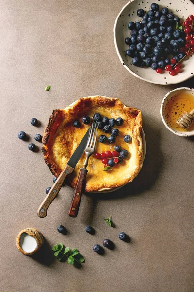 Dutch baby with berries — Stock Photo, Image