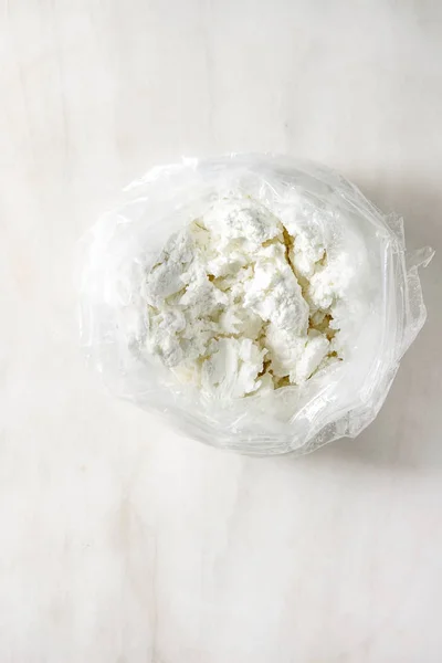 Plastik torbada süzme peynir — Stok fotoğraf