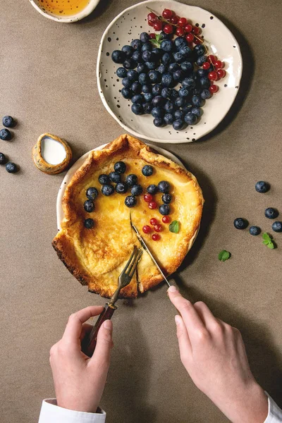 Dutch baby with berries — Stock Photo, Image