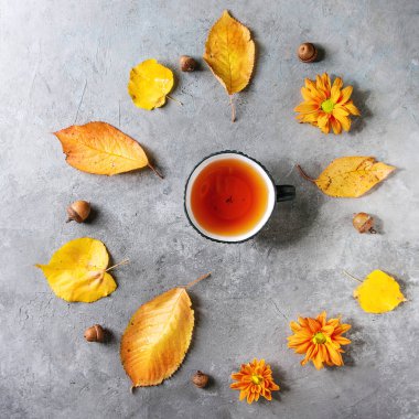 Sonbahar yapraklı bir fincan çay.