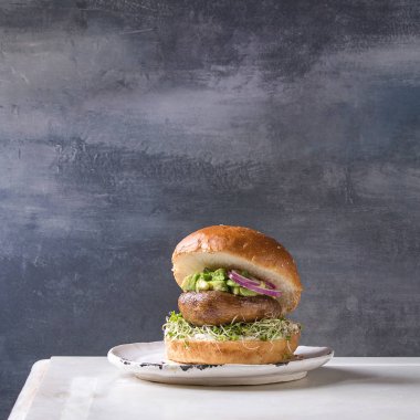 Ev yapımı vegan burger