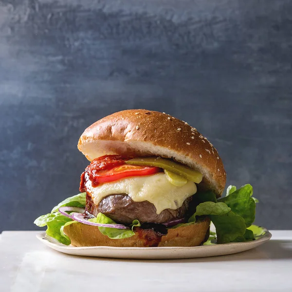 Domowy duży Burger — Zdjęcie stockowe