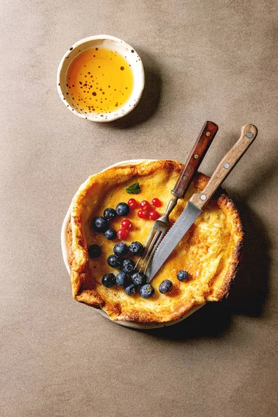 Dutch baby with berries — Stock Photo, Image