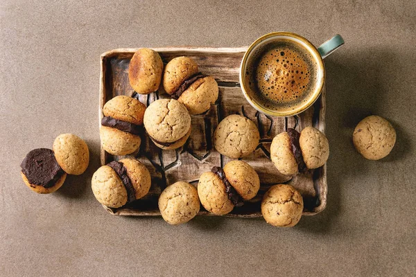 Biscoitos de avelã Baci di dama — Fotografia de Stock