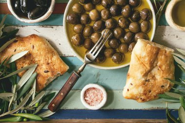 Yeşil ve siyah zeytin