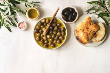 Yeşil ve siyah zeytin