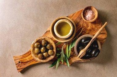 Yeşil ve siyah zeytin