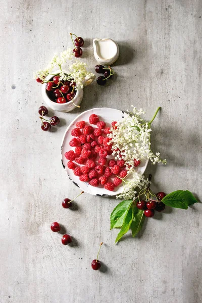 Bayas frescas de cereza y frambuesa —  Fotos de Stock