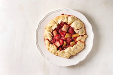 Çilek ve ravent bisküvi pasta