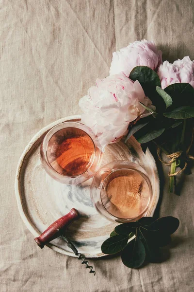 Vino rosato con fiori — Foto Stock