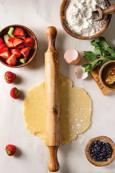 Ingredientes para hornear pastel de bayas — Foto de Stock