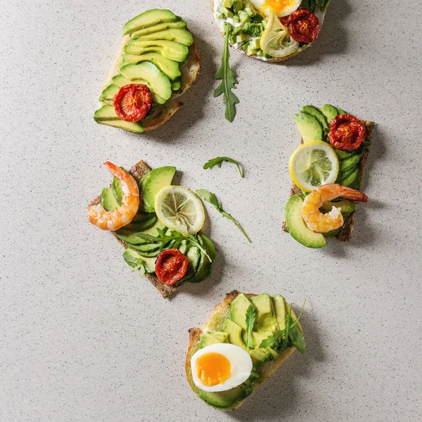 Різноманітність бутербродів з авокадо — стокове фото