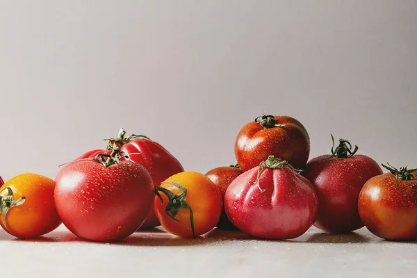 Variedade de tomates maduros — Fotografia de Stock