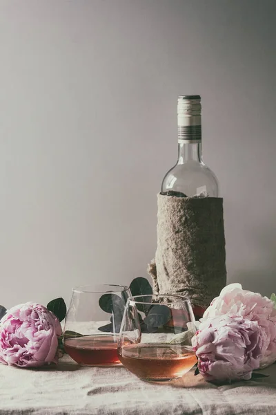 花のロゼワイン — ストック写真