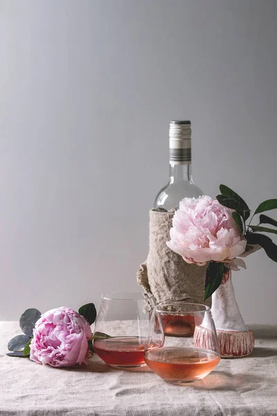 玫瑰酒与鲜花 — 图库照片