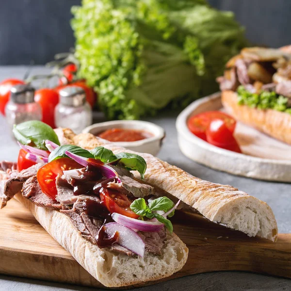 Sanduíche de baguete de carne — Fotografia de Stock