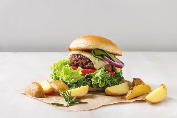 Huisgemaakte hamburger met rundvlees — Stockfoto