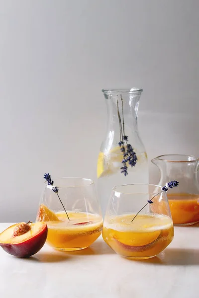 Персиковый лимонад — стоковое фото