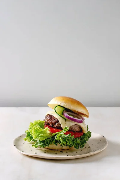 Hemmagjord hamburgare med nötkött — Stockfoto