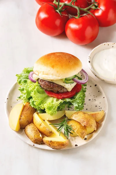 Hemmagjord hamburgare med nötkött — Stockfoto