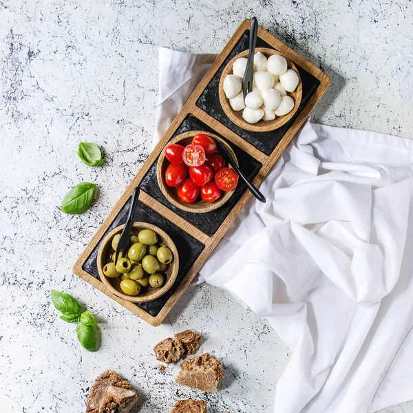 Pomodori alla mozzarella olive antipasto — Foto Stock