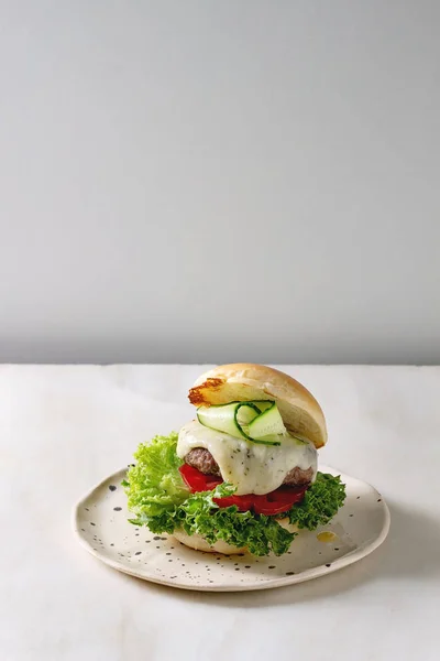 Домашній гамбургер з яловичиною — стокове фото