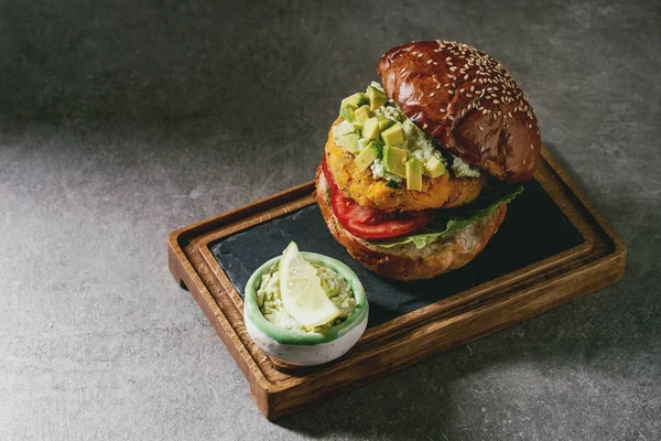 Veganer Burger mit Karotten — Stockfoto