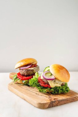sığır eti ile ev yapımı hamburger