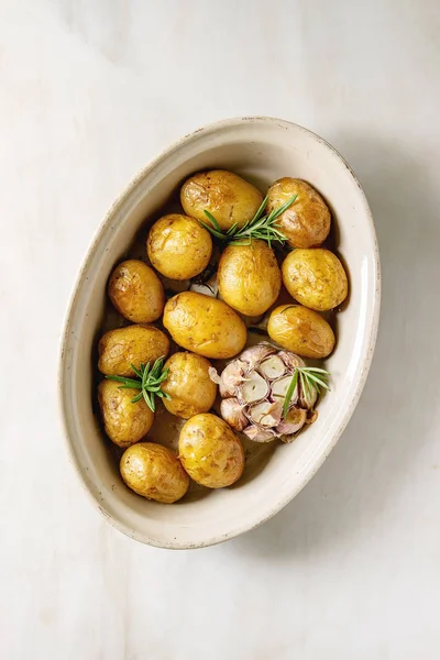 Unge bagte kartofler - Stock-foto