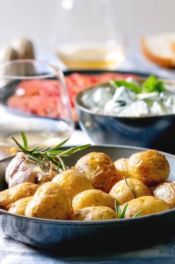 Fırında patates ile yemek masası