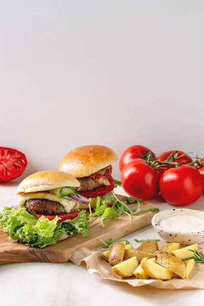 Sığır eti ile ev yapımı hamburger — Stok fotoğraf