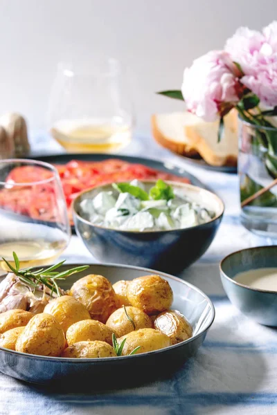 Fırında patates ile yemek masası — Stok fotoğraf