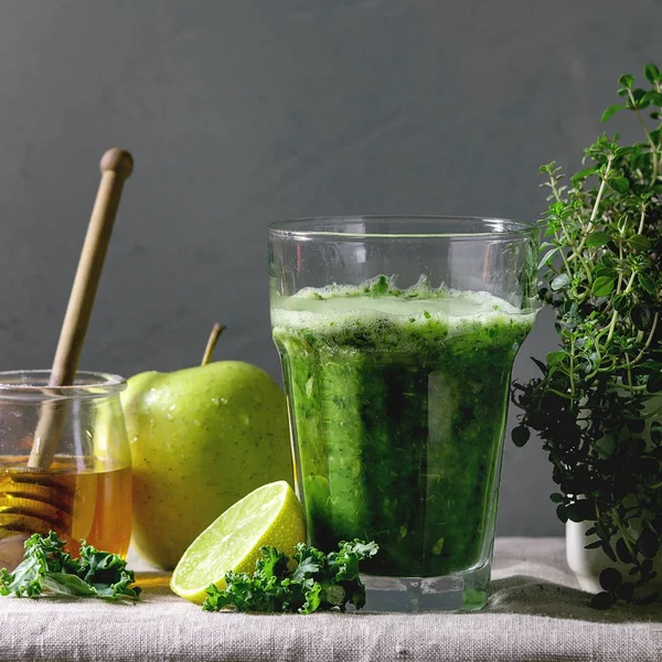 Green spinach apple smoothie — Stock Photo, Image