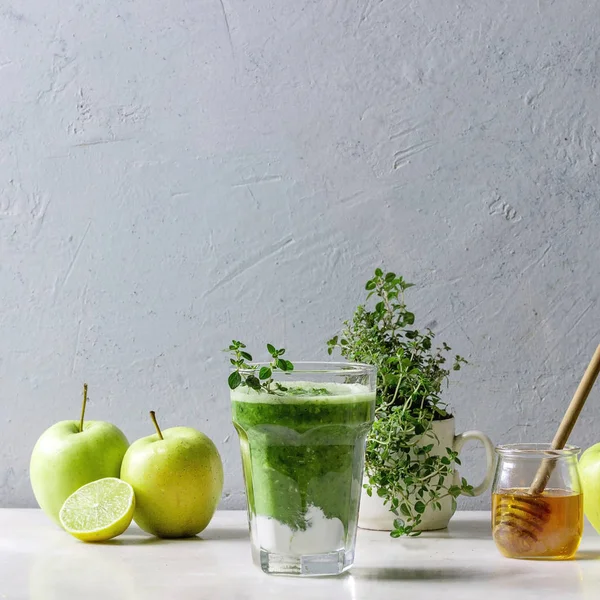 Green spinach apple smoothie — Stock Photo, Image