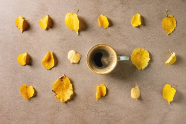 Sarı yapraklı sonbahar kahvesi.