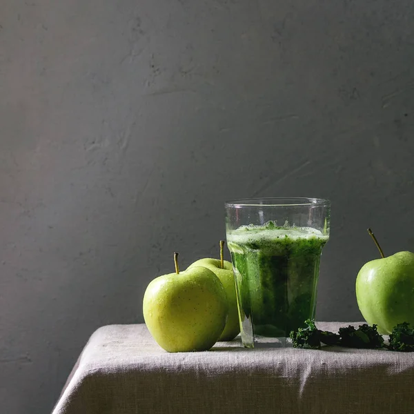 Зеленый яблочный коктейль из шпината — стоковое фото