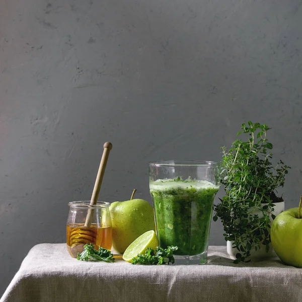 Зелений шпинат яблучний смугастий — стокове фото