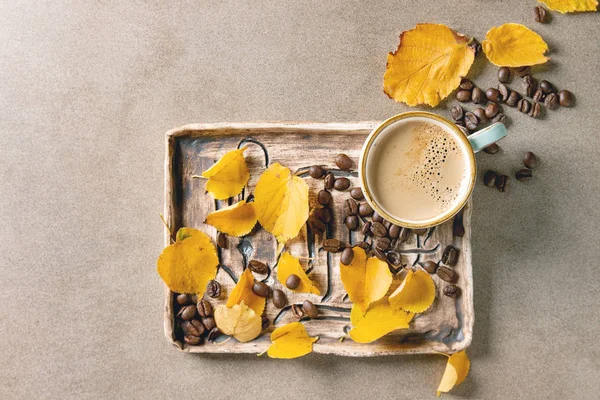 Herfst koffie met gele bladeren — Stockfoto
