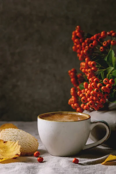 Осіння кава з жовтим листям — стокове фото