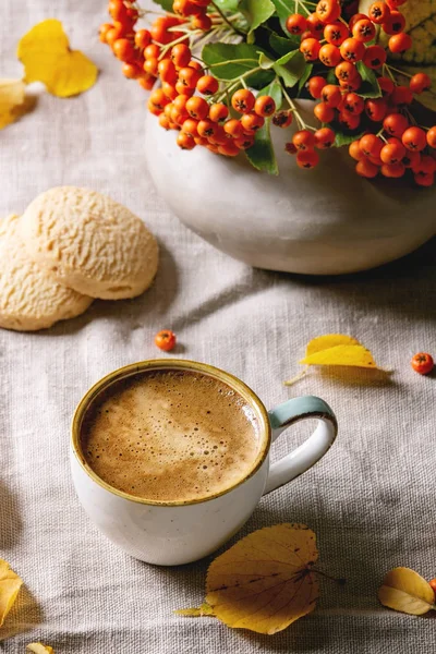 Jesienna kawa z żółtymi liśćmi — Zdjęcie stockowe