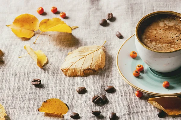 黄色叶子的秋天咖啡 — 图库照片