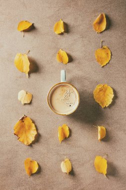 Sarı yapraklı sonbahar kahvesi.