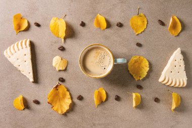 Sarı yapraklı sonbahar kahvesi.