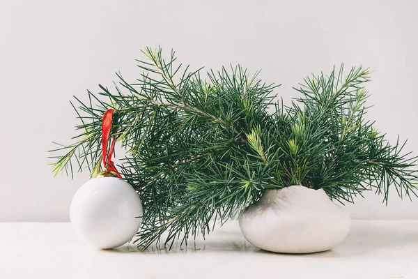 Fehér karácsonyi labda — Stock Fotó