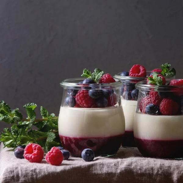 Panna cotta con bayas — Foto de Stock