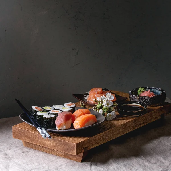 Sushi Set nigiri och sushi rullar — Stockfoto