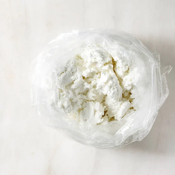 Сир в поліетиленовому пакеті — стокове фото