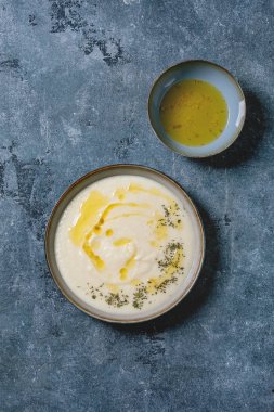 Tereyağı soslu yaban havucu çorbası