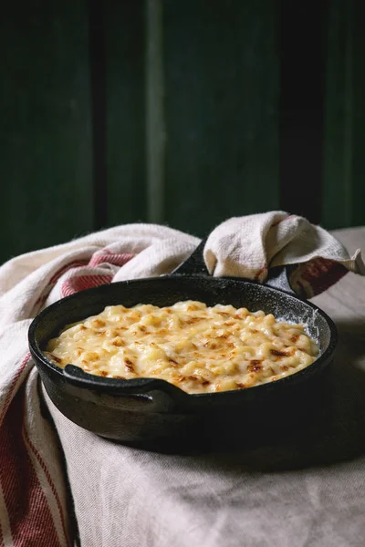 American dish mac and cheese